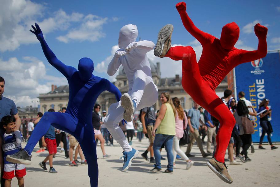 Compionati europei di calcio. Tifosi francesi con costume di Fantomas nel tricolore di Francia (Reuters)